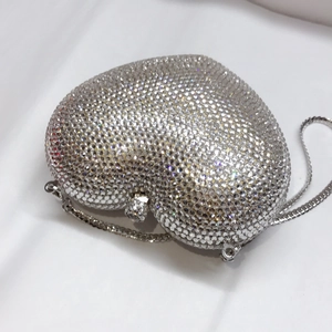 Detailansicht der silbernen Herz-Abendtasche mit glänzenden Strasssteinen und Kette