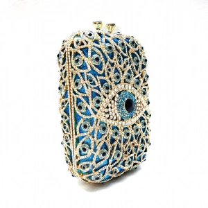 Makro-Detail der Luxus-Abendtasche mit Evil Eye, Goldrahmen und Kristallen
