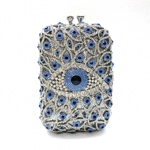 Detail der Abendtasche mit Kristall-Evil-Eye-Motiv und runden Metall-Verschlüssen