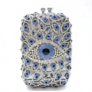 Silberne Abendtasche mit Evil Eye Kristallmuster und diamantbesetztem Metallrahmen