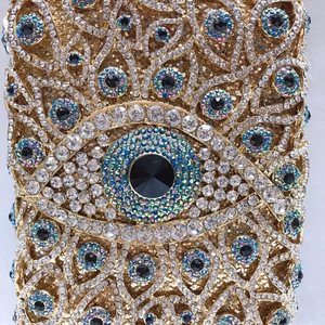Makro-Detail der Evil-Eye Abendtasche mit blauen Kristallen und Goldplattierung