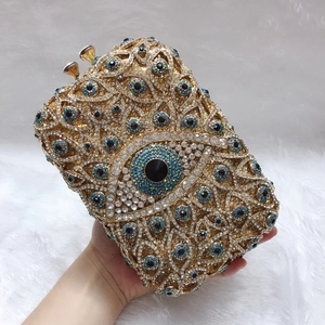 Detail der Abendtasche mit Kristallbesatz, Evil-Eye-Motiv und goldenem Metallrahmen