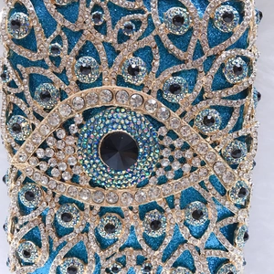 Detailansicht der Kristall-Augen auf einer luxuriösen blauen Strass-Abendtasche für Damen