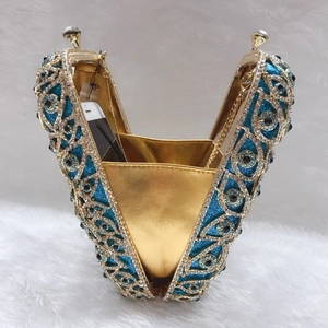 Innenansicht der Luxus-Abendtasche in Gold mit blauem Glitzer und Strass-Hohlmustern
