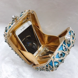 Detail der goldene Kristall-Abendtasche mit Platz für ein Smartphone im Inneren