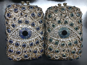 Detailansicht von zwei Kristall-Abendtaschen mit bösem Blick in Blau und Türkis