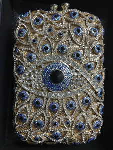 Detailansicht der Luxus-Abendtasche mit blauem Auge-Motiv und funkelnden Strasssteinen