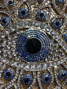 Makrodetail der Evil Eye Abendtasche mit funkelnden blauen und klaren Kristallen