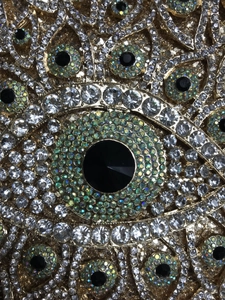 Makroansicht der Abendtasche mit Kristallen und Evil-Eye-Muster mit schwarzen Edelsteinen