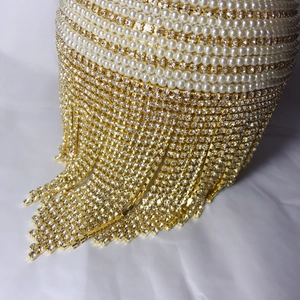 Sac de soirée sphérique avec perles et glands en strass dorés pour gala et événements chic