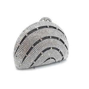 Pochette de soirée demi-lune en strass argentés avec motifs radiants sur fond blanc