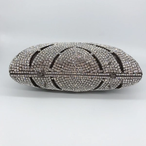 Pochette de soirée scintillante en strass argentés avec motifs géométriques noirs et cadre