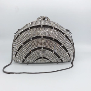 Pochette de soirée semi-circulaire luxueuse avec strass argentés et bandoulière chaîne