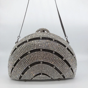 Sac de soirée luxueux en demi-cercle avec cristaux, rayures noires et chaîne métal