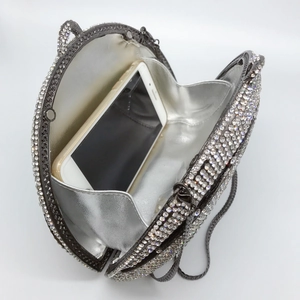 Pochette de soirée en strass argentés avec cadre en métal et espace pour téléphone