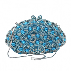 Détail du sac de soirée en strass bleus avec motifs de cristaux en éventail et chaîne