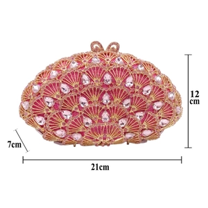 Vue détaillée du sac de soirée en cristal rose avec motif éventail et taille 21x12x7cm