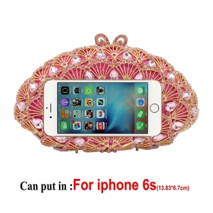 Comparaison de taille de la pochette en cristal rose avec un iPhone 6s pour l'échelle