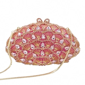 Détail d'une pochette de soirée en cristaux roses avec motif éventail et fermoir doré