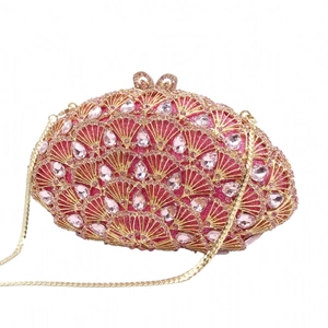 Détail de la pochette de soirée en cristal rose avec motif éventail et chaîne dorée