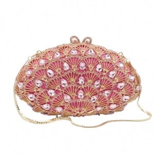 Détail de la pochette de soirée en cristal rose avec métal évidé et fermoir nœud
