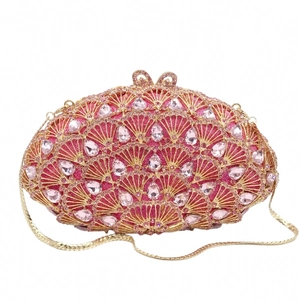 Détail de la pochette de soirée en cristal rose avec cadre métallique ajouré en éventail