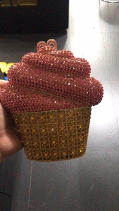 Détail d'un sac de soirée en forme de cupcake avec des cristaux roses et dorés étincelants