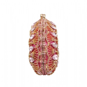 Détail de la pochette de soirée luxe en cristal rose avec filigrane doré en éventail