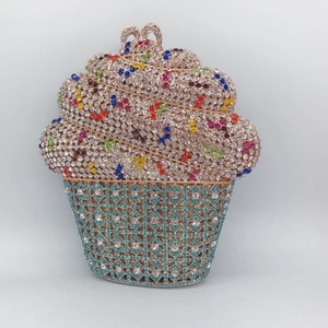 Détail macro du sac de soirée cupcake avec cristaux colorés et motif en losange bleu