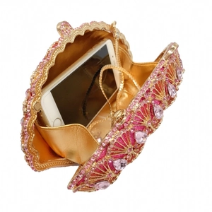 Sac de soirée coquillage rose avec cristaux dorés et motifs floraux pour réception
