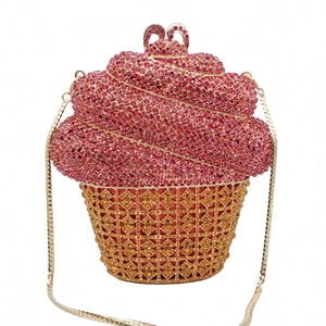 Détail du sac de soirée en forme de cupcake serti de strass roses et oranges brillants