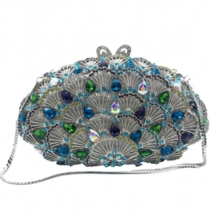 Pochette de soirée en cristal rose avec motif éventail en diamant et fermoir papillon