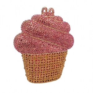 Détail macro du sac de soirée cupcake avec cristaux roses et oranges sur métal doré