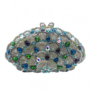 Détail macro d'une pochette argentée en forme d'éventail avec strass et cristaux colorés