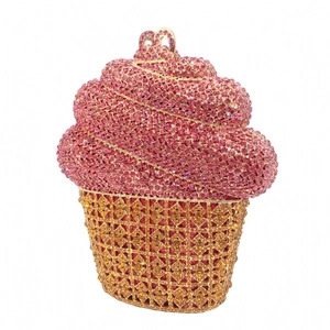 Détail macro du sac de soirée cupcake avec strass roses et dorés et fermoir en cœur