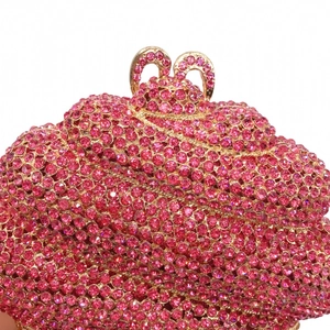 Détail de la pochette de soirée en strass rose avec fermoir luxe oreilles de lapin