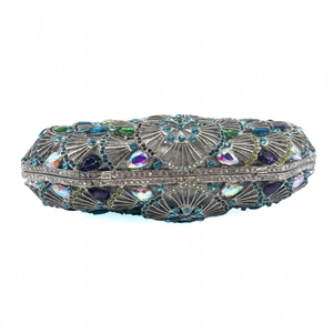 Détail de pochette de soirée luxe avec cristaux colorés et strass bleus brillants