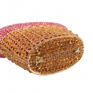 Détails des strass en cristal et de la charnière métallique sur l'embrayage de soirée