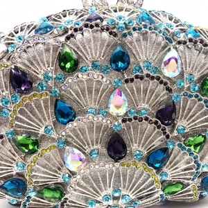 Détail de la pochette de soirée argentée en forme d'éventail avec strass et cristaux colorés