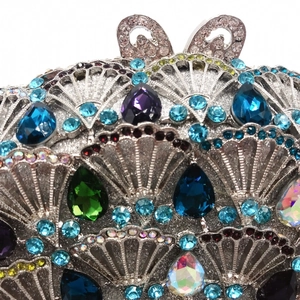Détail macro d'une pochette de luxe avec motif éventail et pierres précieuses colorées