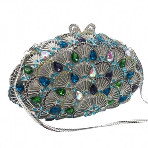 Détails de la pochette de soirée avec motif plumes de paon serties de strass multicolores