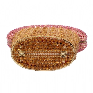 Vue détaillée des strass orange et roses sur une pochette de soirée en métal de luxe