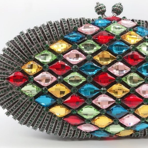 Exquisite ovale Abendtasche aus Metall mit bunten rautenförmigen Kristallen und grünen Steinen