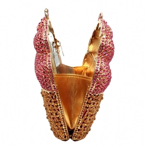 Détail du sac de soirée en forme de glace avec cristaux roses et intérieur en métal doré