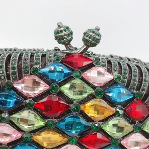 Luxuriöse Abendtasche mit bunten Kristallen und einem runden Metallverschluss