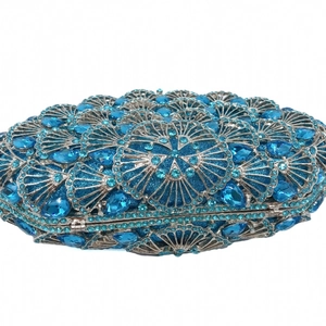 Détails de la pochette de soirée bleu roi avec motifs en coquille et gemmes bleu marine
