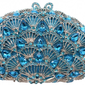 Détail de la pochette de soirée bleue avec motif en éventail ajouré et strass brillants
