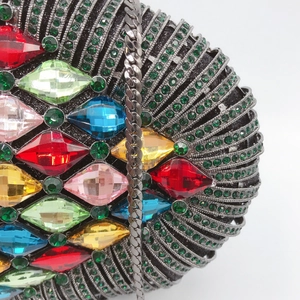 Makroaufnahme der bunten Diamant-Abendtasche mit luxuriösen Strasssteinen und Silberkette