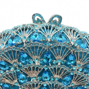Vue détaillée de strass en cristal bleu clair et gemmes goutte d'eau sur pochette argent