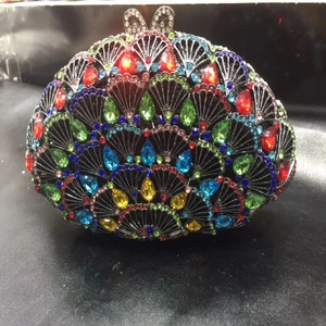 Gros plan détaillé d'une pochette de soirée ornée de strass colorés à motif de paon